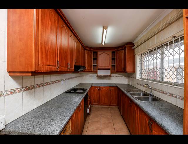 2 BEDROOM FLAT FOR SALE IN OVERPORT